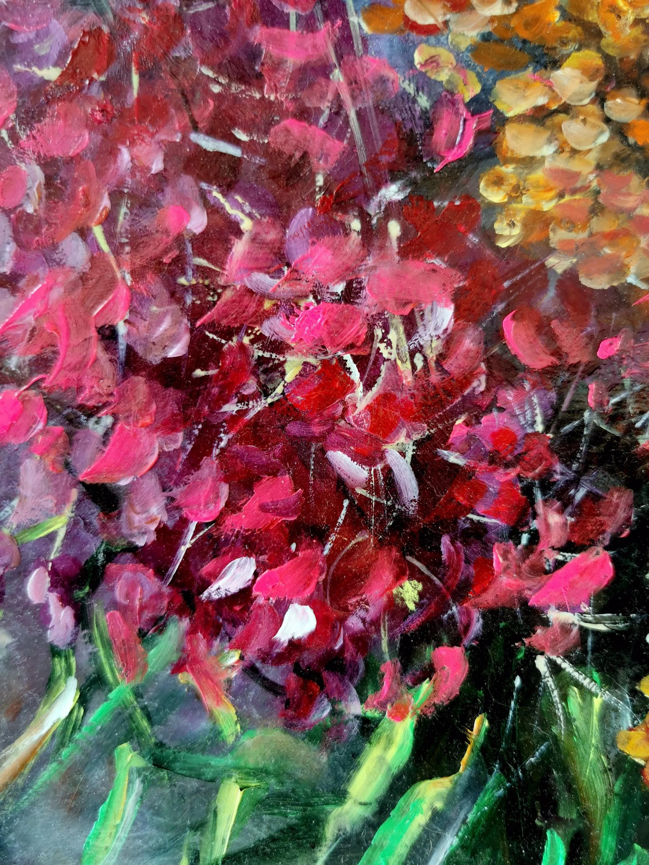 Primo piano della pennellata a impasto: petali cremisi e rosa stratificati in spesse stesure a olio contro un verde profondo