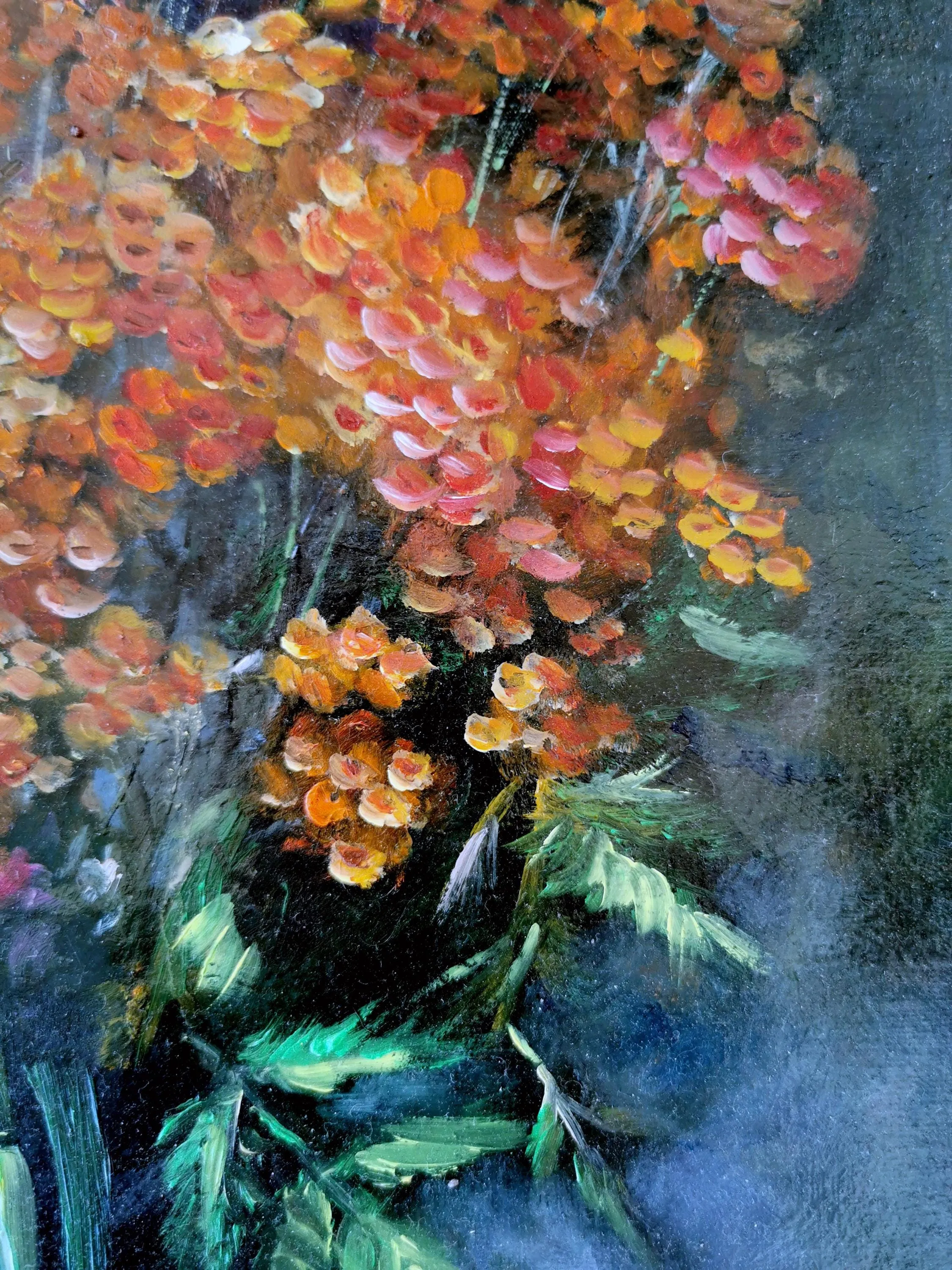 Grappoli di fiori arancio fuoco e ambra dipinti in tocchi a impasto contro un fondo verde acqua fumoso