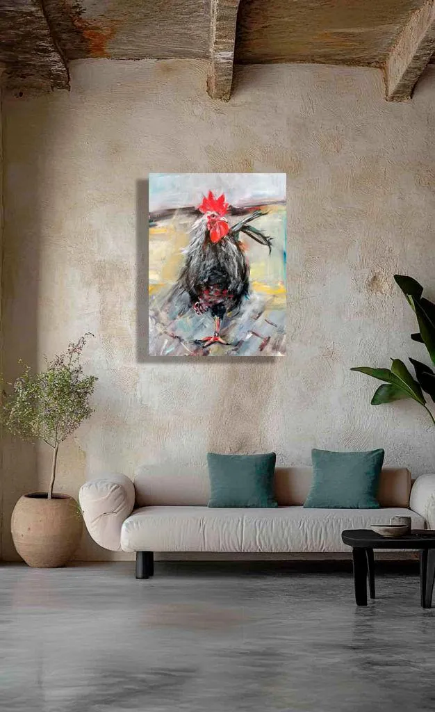 Il dipinto del gallo su una parete intonacata sopra un divano in bouclé crema con cuscini verde acqua
